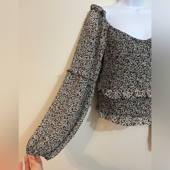 ASTR Black and White Floral Cropped Blouse Medium Feminine Long Sleeve Smocked - Picture 3 of 6